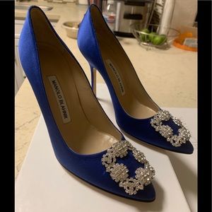 Manolo blahnik hangisi blue satin jeweled (Euro 37